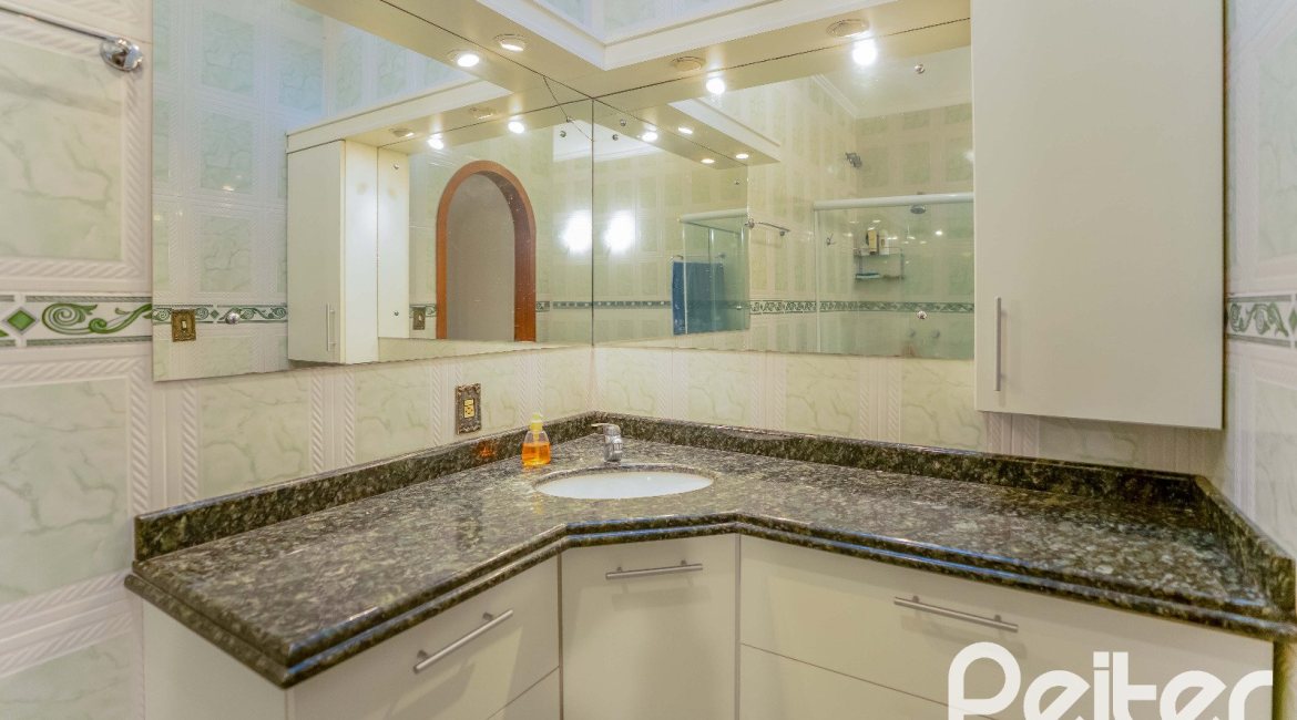 Casa à venda com 279m², 5 dormitórios, 1 suíte, 2 vagas, no bairro Ipanema em Porto Alegre