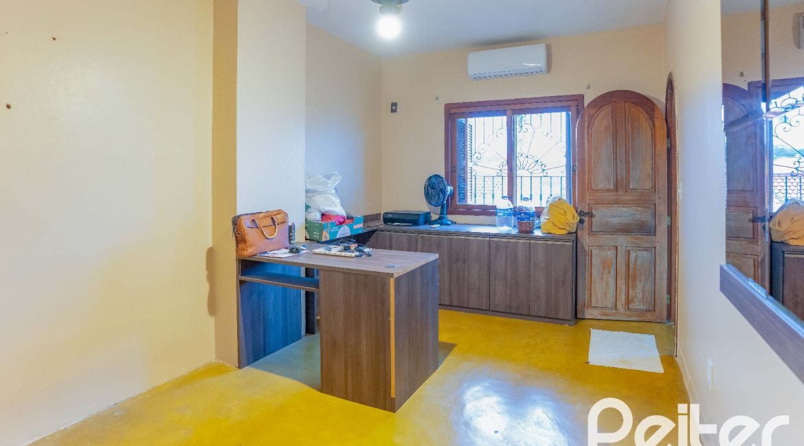 Casa à venda com 279m², 5 dormitórios, 1 suíte, 2 vagas, no bairro Ipanema em Porto Alegre