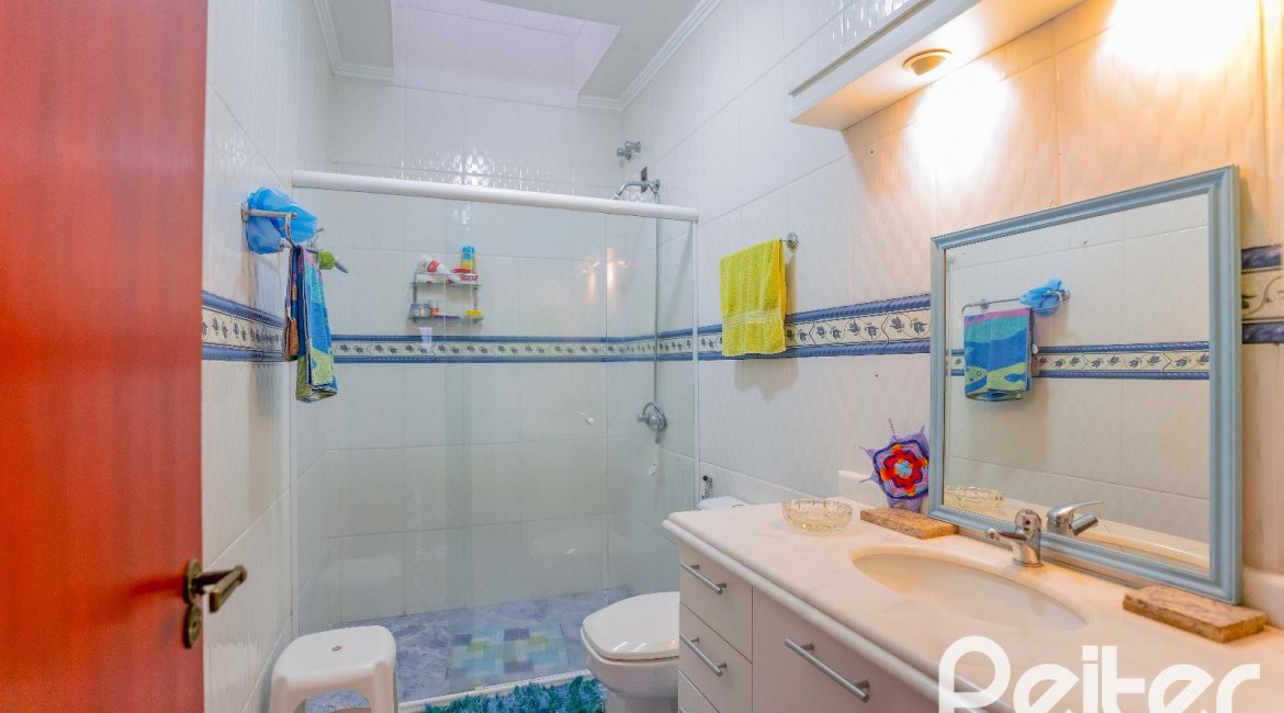 Casa à venda com 279m², 5 dormitórios, 1 suíte, 2 vagas, no bairro Ipanema em Porto Alegre