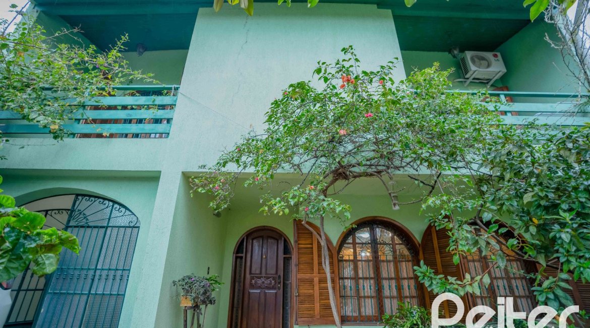 Casa à venda com 279m², 5 dormitórios, 1 suíte, 2 vagas, no bairro Ipanema em Porto Alegre