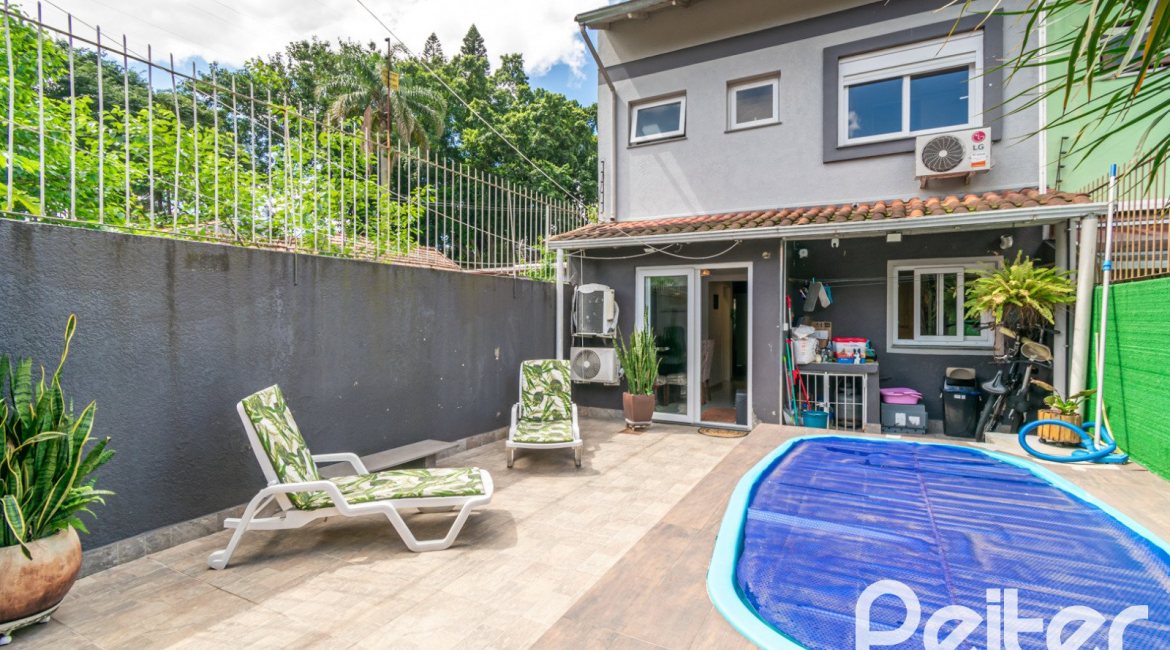 Casa à venda com 186m², 4 dormitórios, 1 suíte, 3 vagas, no bairro Tristeza em Porto Alegre