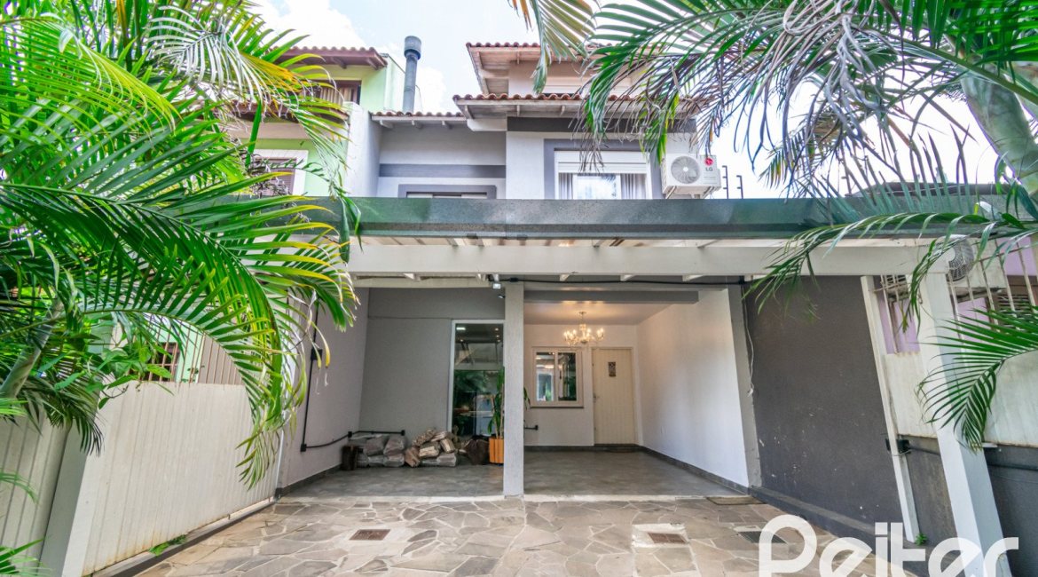 Casa à venda com 186m², 4 dormitórios, 1 suíte, 3 vagas, no bairro Tristeza em Porto Alegre