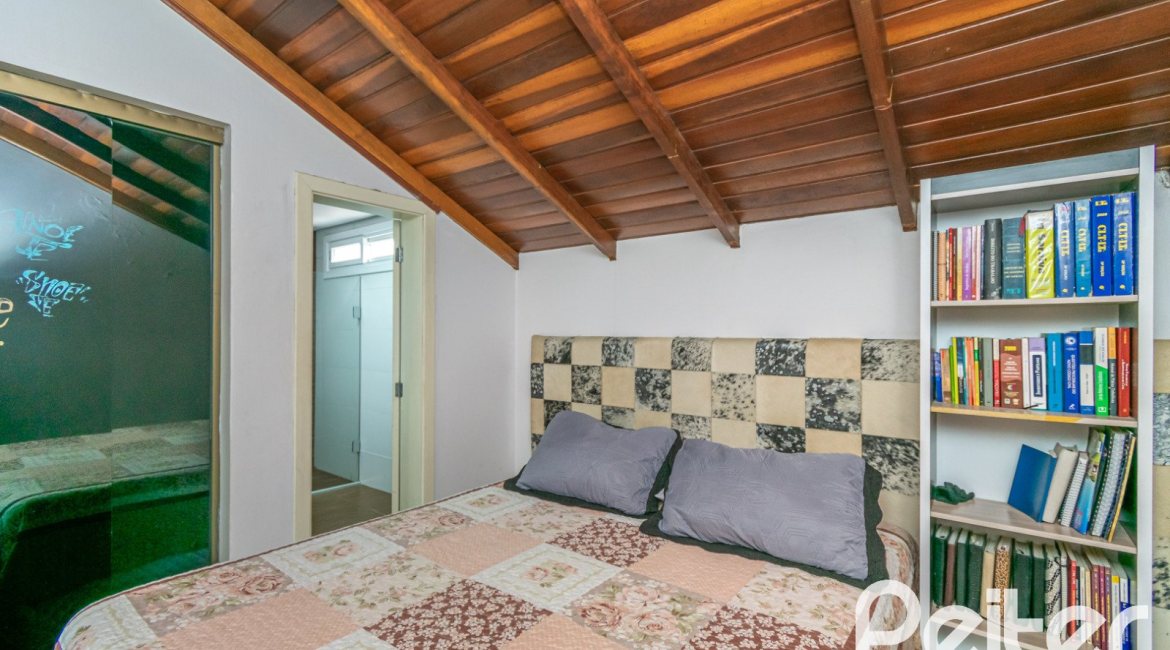 Casa à venda com 186m², 4 dormitórios, 1 suíte, 3 vagas, no bairro Tristeza em Porto Alegre