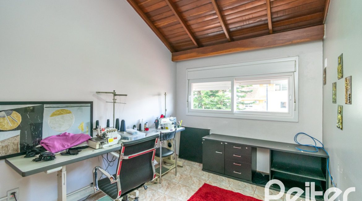 Casa à venda com 186m², 4 dormitórios, 1 suíte, 3 vagas, no bairro Tristeza em Porto Alegre