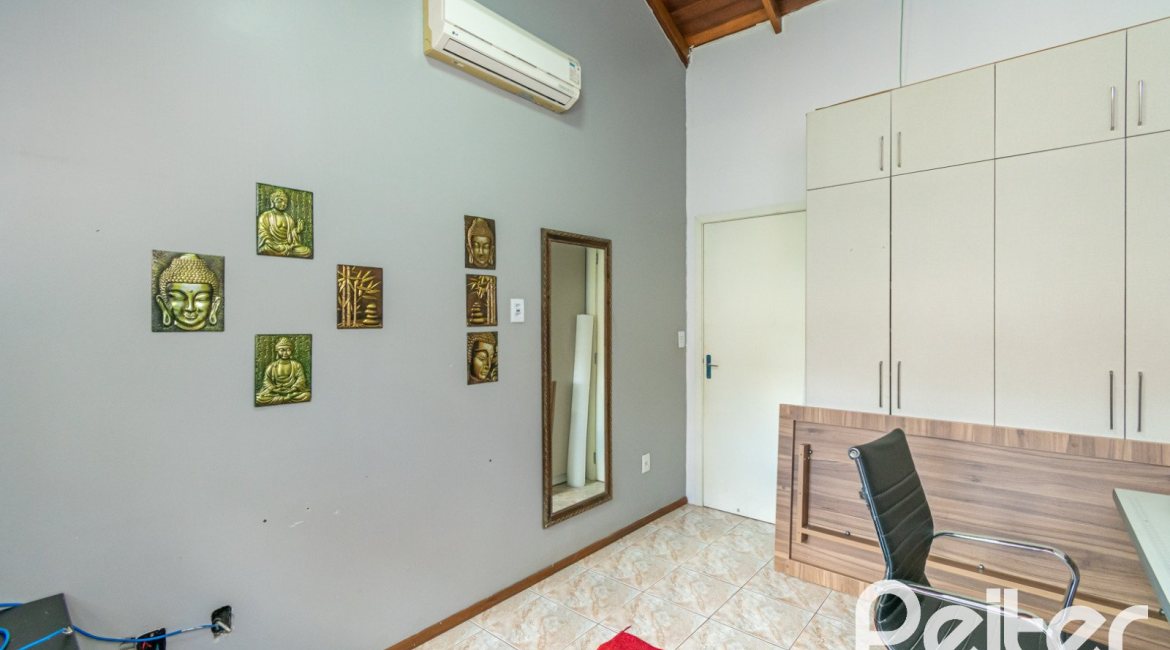 Casa à venda com 186m², 4 dormitórios, 1 suíte, 3 vagas, no bairro Tristeza em Porto Alegre