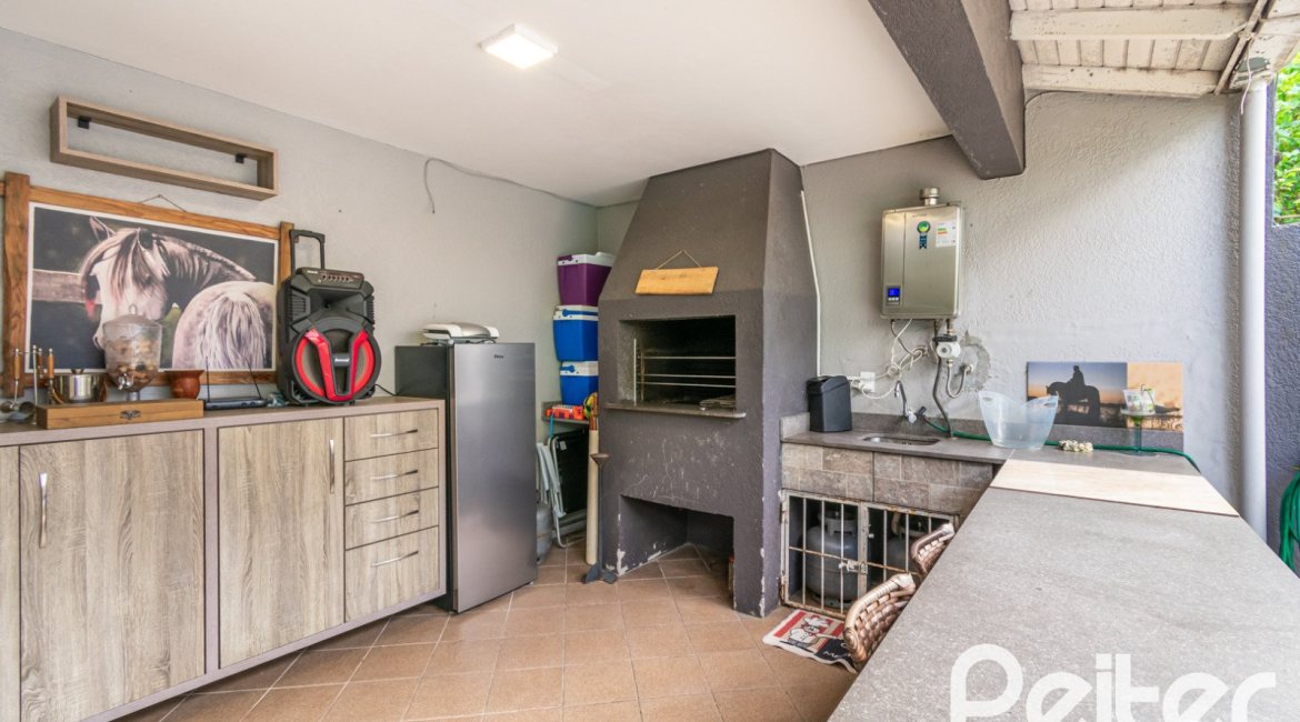 Casa à venda com 186m², 4 dormitórios, 1 suíte, 3 vagas, no bairro Tristeza em Porto Alegre