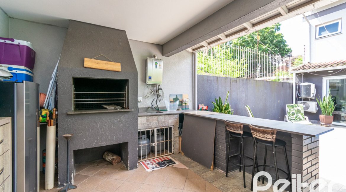 Casa à venda com 186m², 4 dormitórios, 1 suíte, 3 vagas, no bairro Tristeza em Porto Alegre