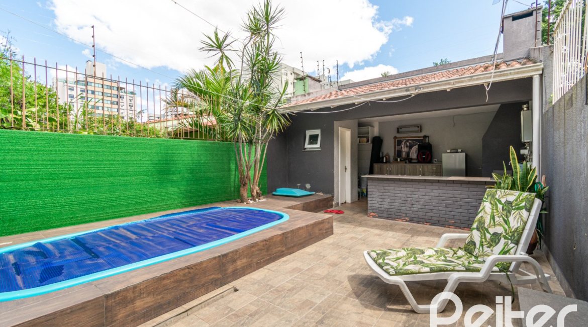 Casa à venda com 186m², 4 dormitórios, 1 suíte, 3 vagas, no bairro Tristeza em Porto Alegre