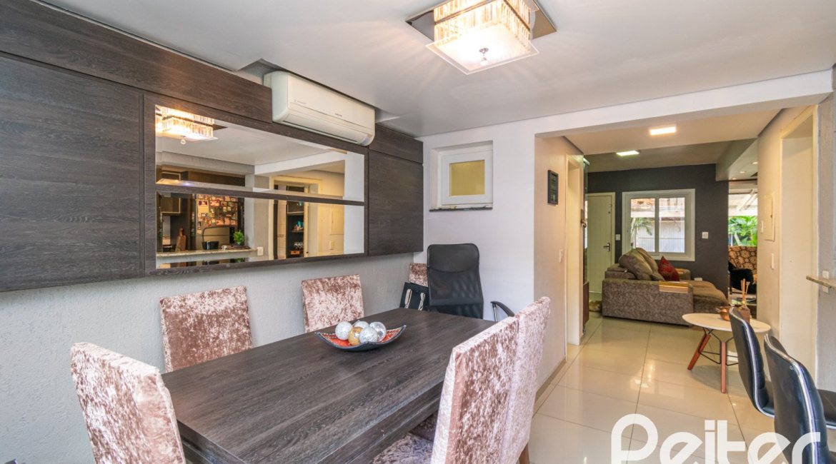 Casa à venda com 186m², 4 dormitórios, 1 suíte, 3 vagas, no bairro Tristeza em Porto Alegre