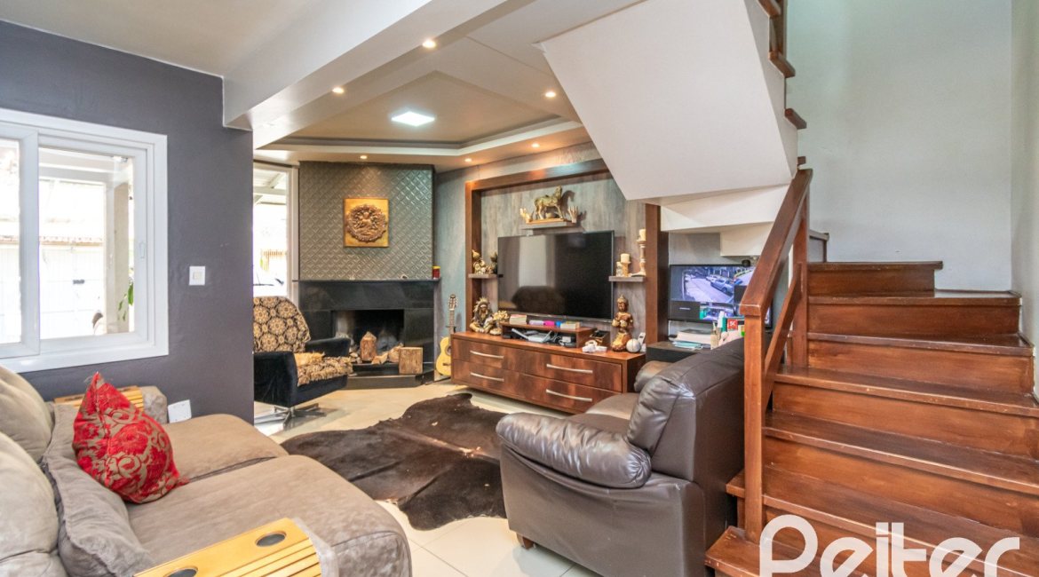 Casa à venda com 186m², 4 dormitórios, 1 suíte, 3 vagas, no bairro Tristeza em Porto Alegre