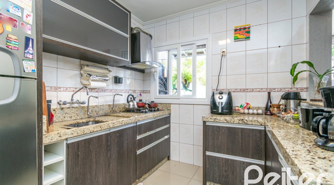 Casa à venda com 186m², 4 dormitórios, 1 suíte, 3 vagas, no bairro Tristeza em Porto Alegre