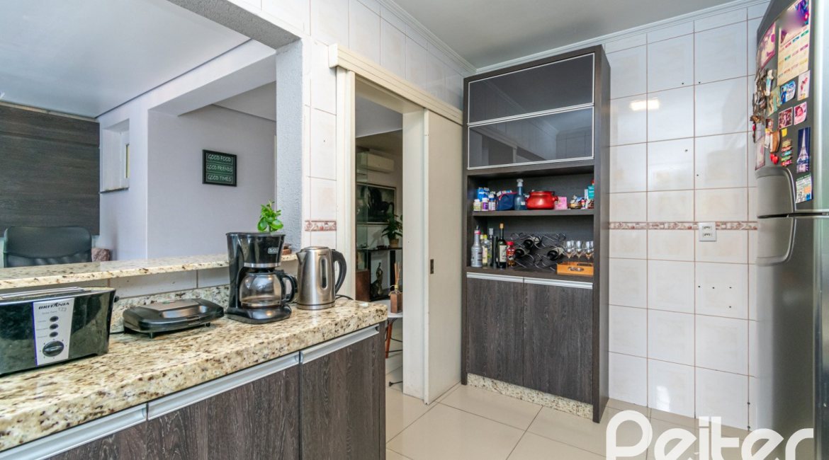 Casa à venda com 186m², 4 dormitórios, 1 suíte, 3 vagas, no bairro Tristeza em Porto Alegre