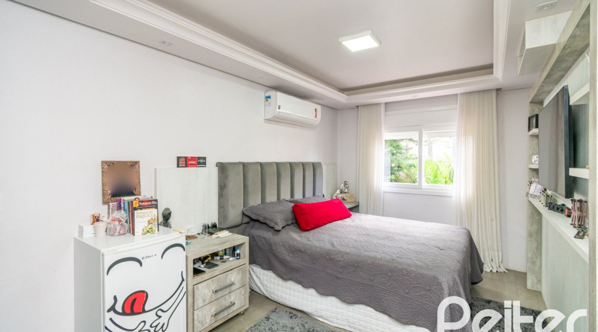 Casa à venda com 186m², 4 dormitórios, 1 suíte, 3 vagas, no bairro Tristeza em Porto Alegre