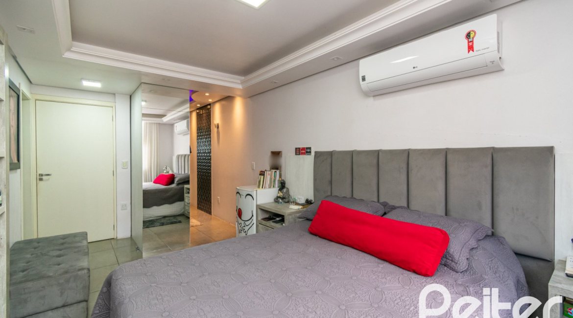 Casa à venda com 186m², 4 dormitórios, 1 suíte, 3 vagas, no bairro Tristeza em Porto Alegre