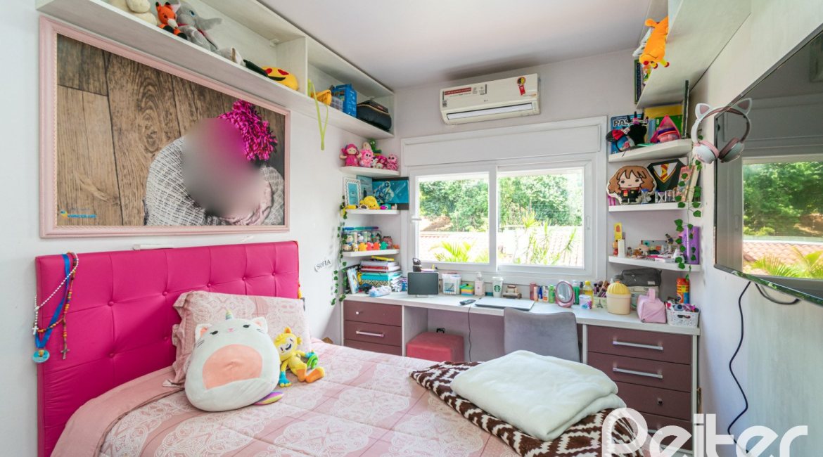 Casa à venda com 186m², 4 dormitórios, 1 suíte, 3 vagas, no bairro Tristeza em Porto Alegre