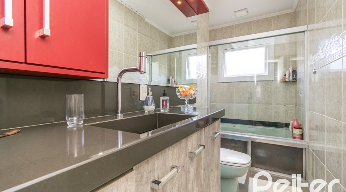 Casa à venda com 186m², 4 dormitórios, 1 suíte, 3 vagas, no bairro Tristeza em Porto Alegre