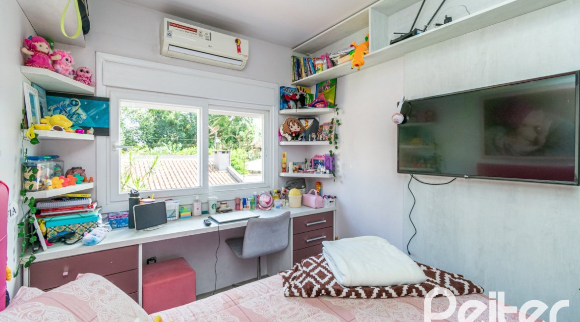 Casa à venda com 186m², 4 dormitórios, 1 suíte, 3 vagas, no bairro Tristeza em Porto Alegre