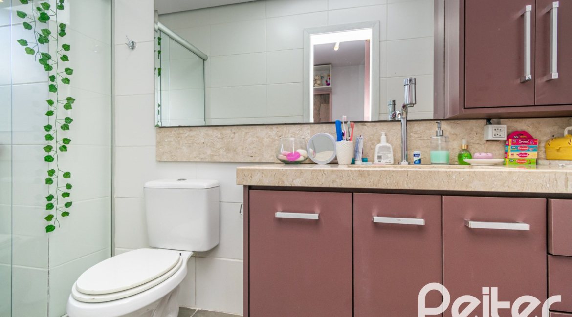 Casa à venda com 186m², 4 dormitórios, 1 suíte, 3 vagas, no bairro Tristeza em Porto Alegre