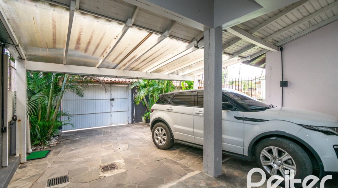 Casa à venda com 186m², 4 dormitórios, 1 suíte, 3 vagas, no bairro Tristeza em Porto Alegre