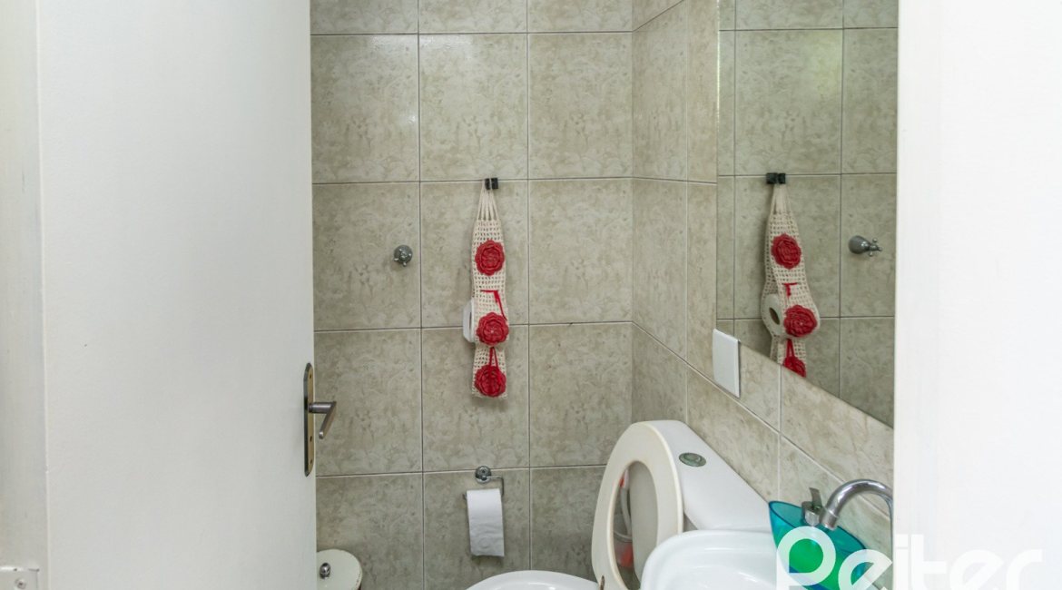 Casa à venda com 186m², 4 dormitórios, 1 suíte, 3 vagas, no bairro Tristeza em Porto Alegre