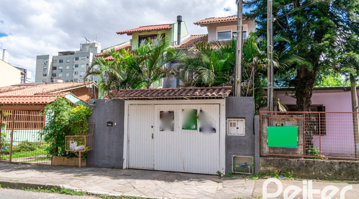 Casa à venda com 186m², 4 dormitórios, 1 suíte, 3 vagas, no bairro Tristeza em Porto Alegre