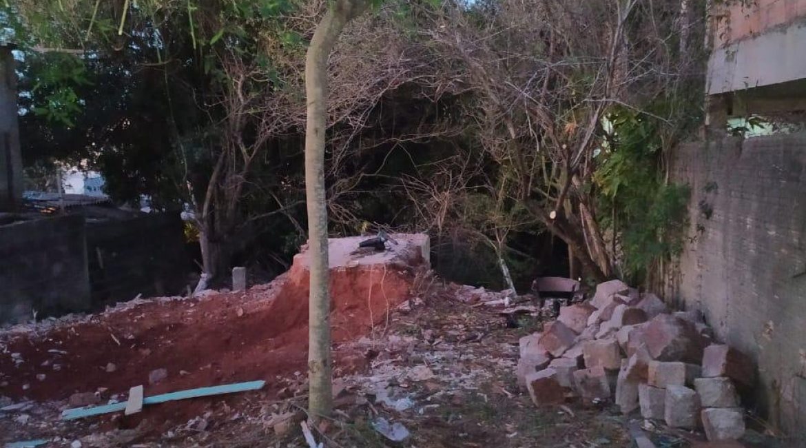 Terreno à venda com 594m², no bairro Tristeza em Porto Alegre