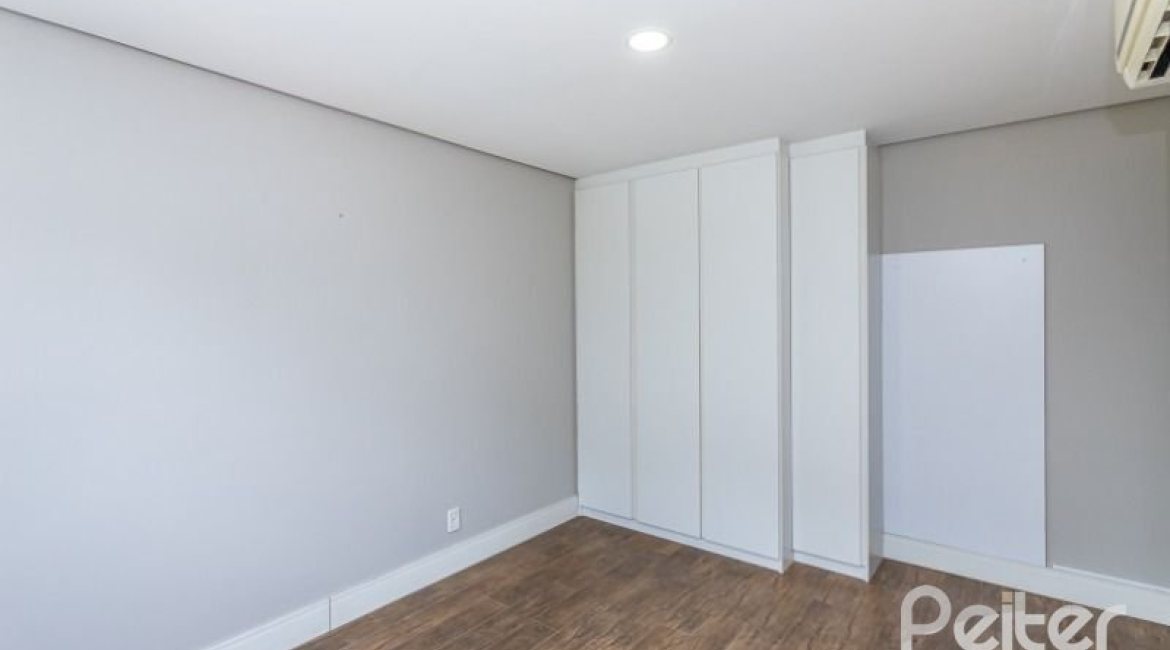 Casa em Condomínio à venda com 243m², 3 dormitórios, 3 suítes, 4 vagas, no bairro Terra Ville em PORTO ALEGRE