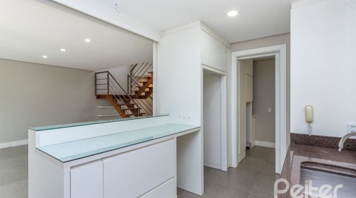 Casa em Condomínio à venda com 243m², 3 dormitórios, 3 suítes, 4 vagas, no bairro Terra Ville em PORTO ALEGRE