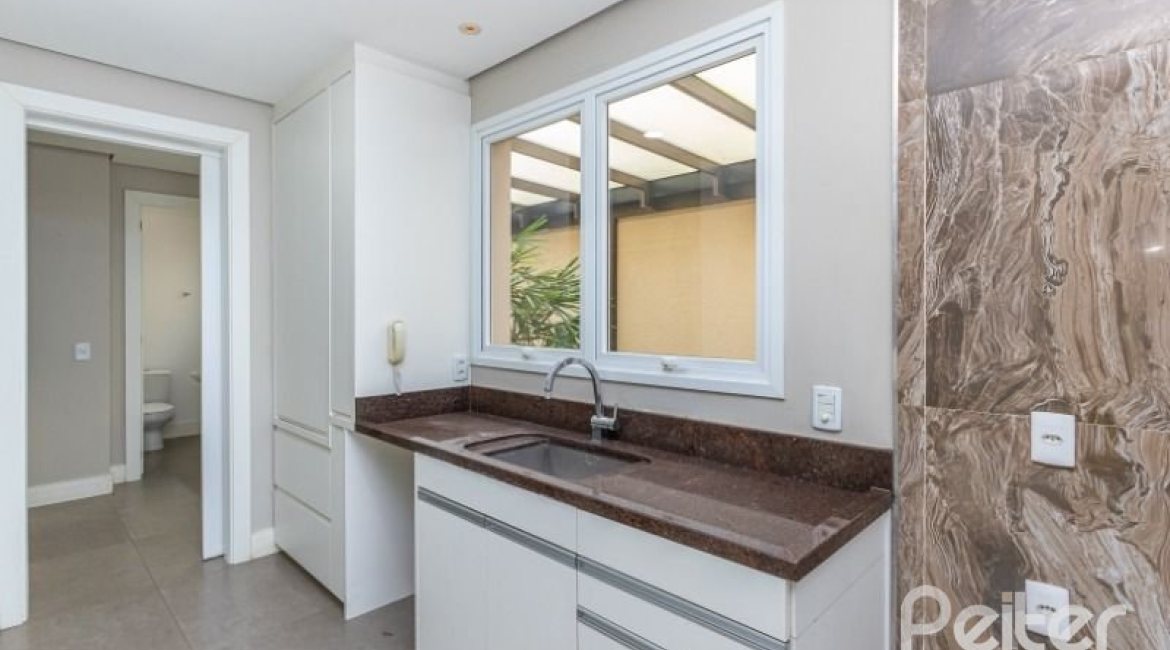 Casa em Condomínio à venda com 243m², 3 dormitórios, 3 suítes, 4 vagas, no bairro Terra Ville em PORTO ALEGRE