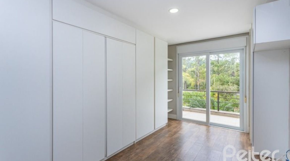 Casa em Condomínio à venda com 243m², 3 dormitórios, 3 suítes, 4 vagas, no bairro Terra Ville em PORTO ALEGRE