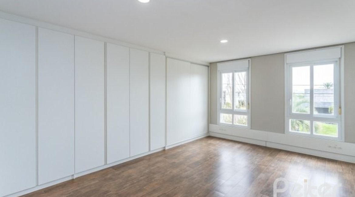 Casa em Condomínio à venda com 243m², 3 dormitórios, 3 suítes, 4 vagas, no bairro Terra Ville em PORTO ALEGRE