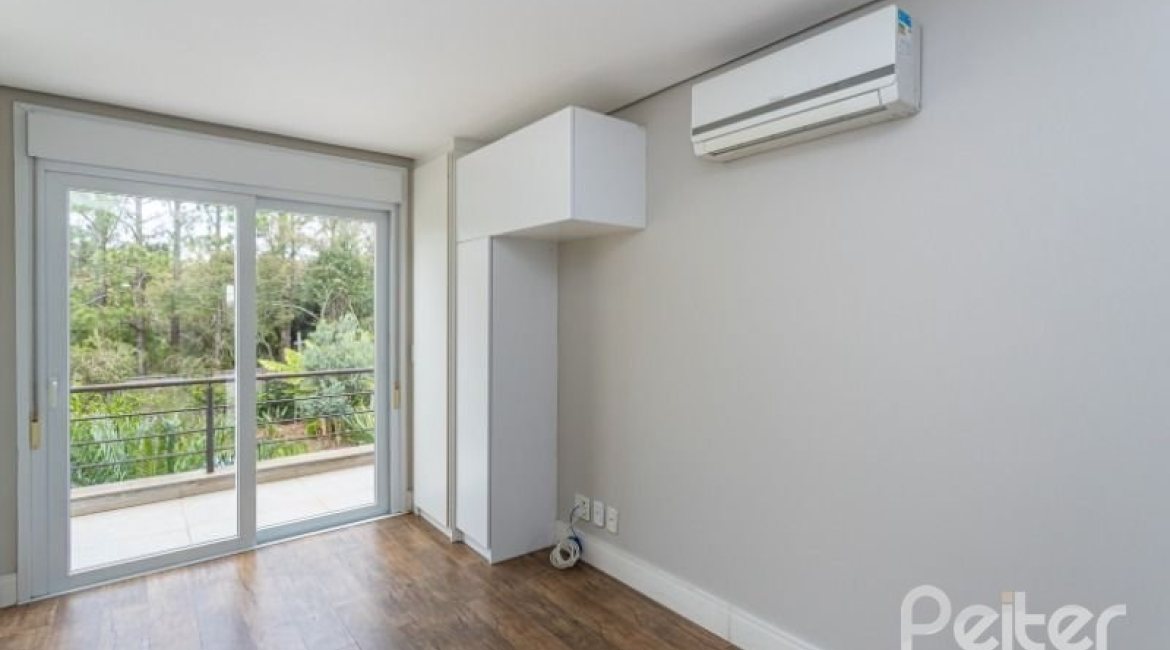 Casa em Condomínio à venda com 243m², 3 dormitórios, 3 suítes, 4 vagas, no bairro Terra Ville em PORTO ALEGRE