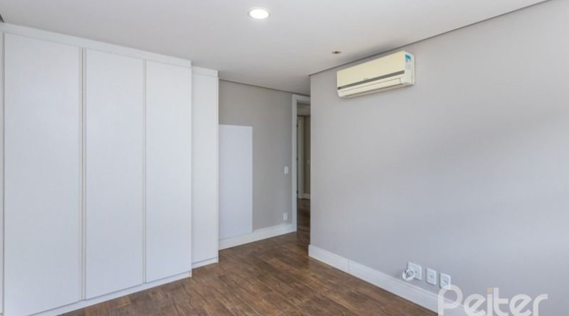Casa em Condomínio à venda com 243m², 3 dormitórios, 3 suítes, 4 vagas, no bairro Terra Ville em PORTO ALEGRE