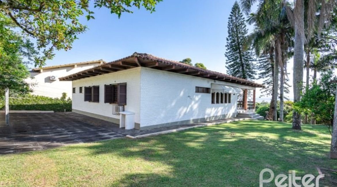 Casa à venda com 263m², 3 dormitórios, 2 suítes, 2 vagas, no bairro Jardim Isabel em Porto Alegre