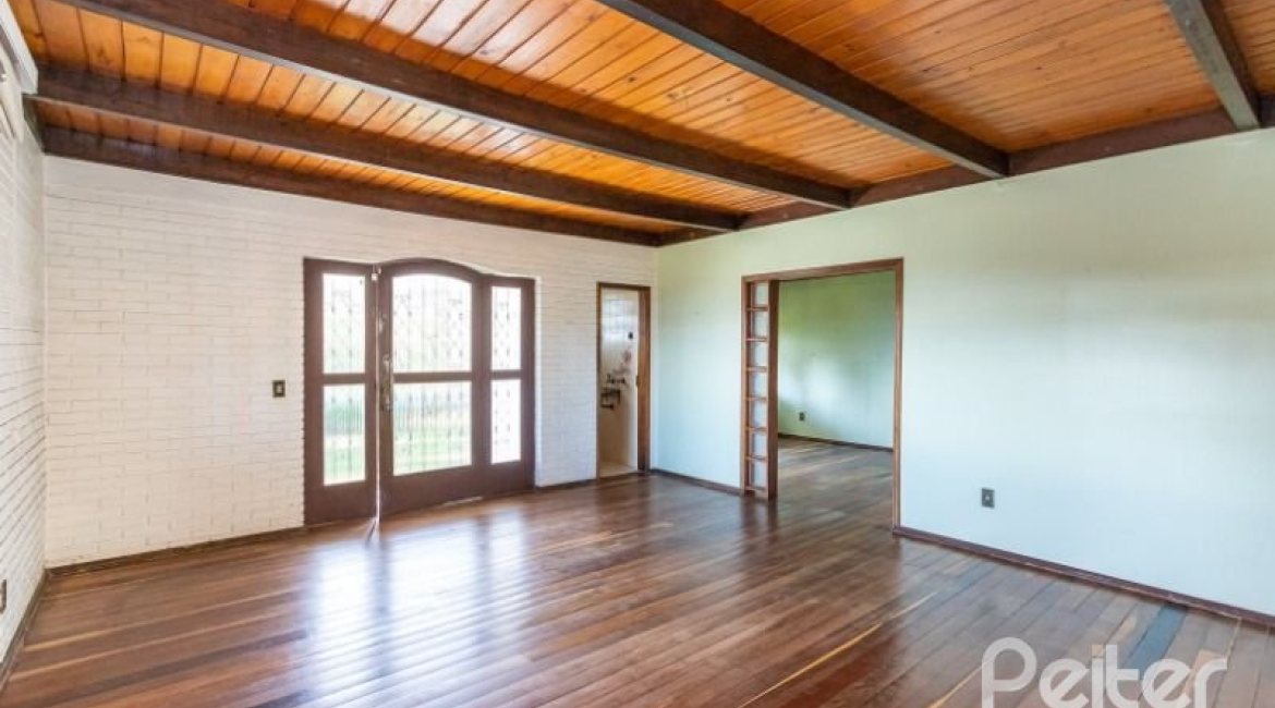 Casa à venda com 263m², 3 dormitórios, 2 suítes, 2 vagas, no bairro Jardim Isabel em Porto Alegre