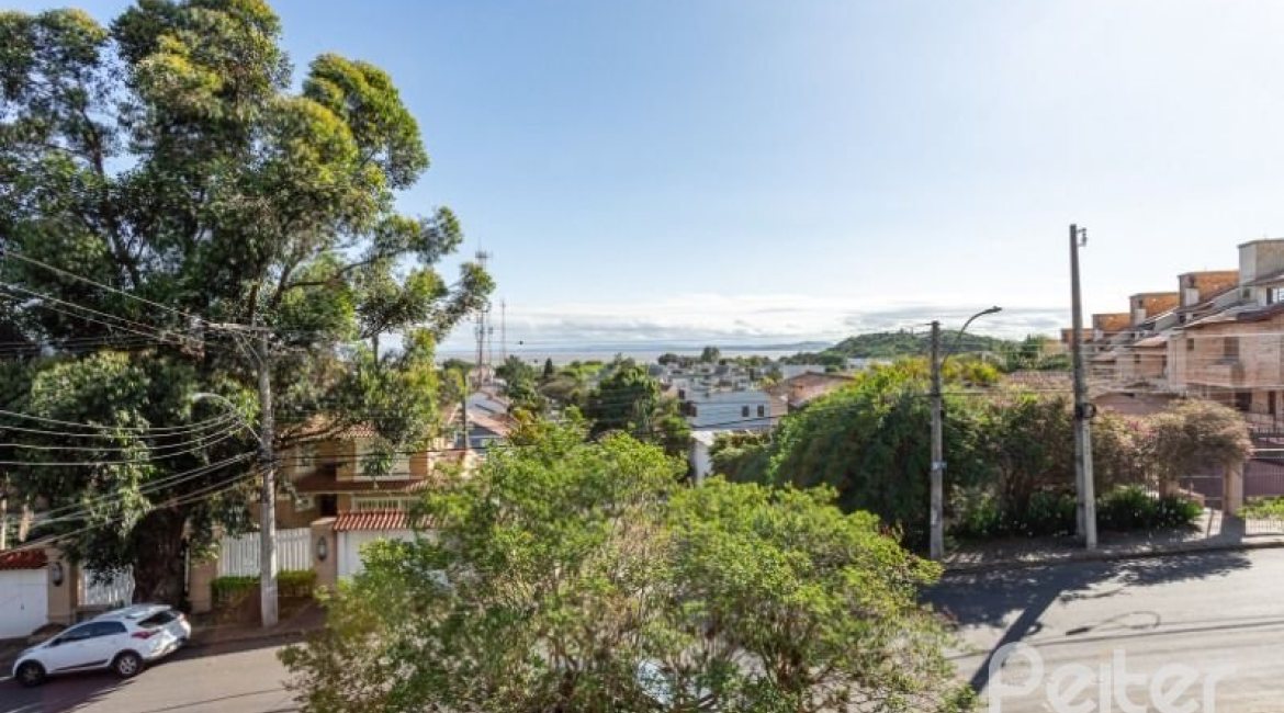 Casa à venda com 263m², 3 dormitórios, 2 suítes, 2 vagas, no bairro Jardim Isabel em Porto Alegre