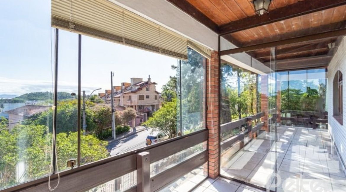 Casa à venda com 263m², 3 dormitórios, 2 suítes, 2 vagas, no bairro Jardim Isabel em Porto Alegre