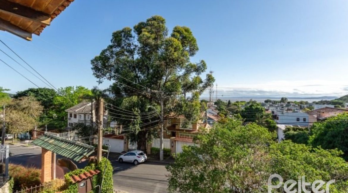 Casa à venda com 263m², 3 dormitórios, 2 suítes, 2 vagas, no bairro Jardim Isabel em Porto Alegre