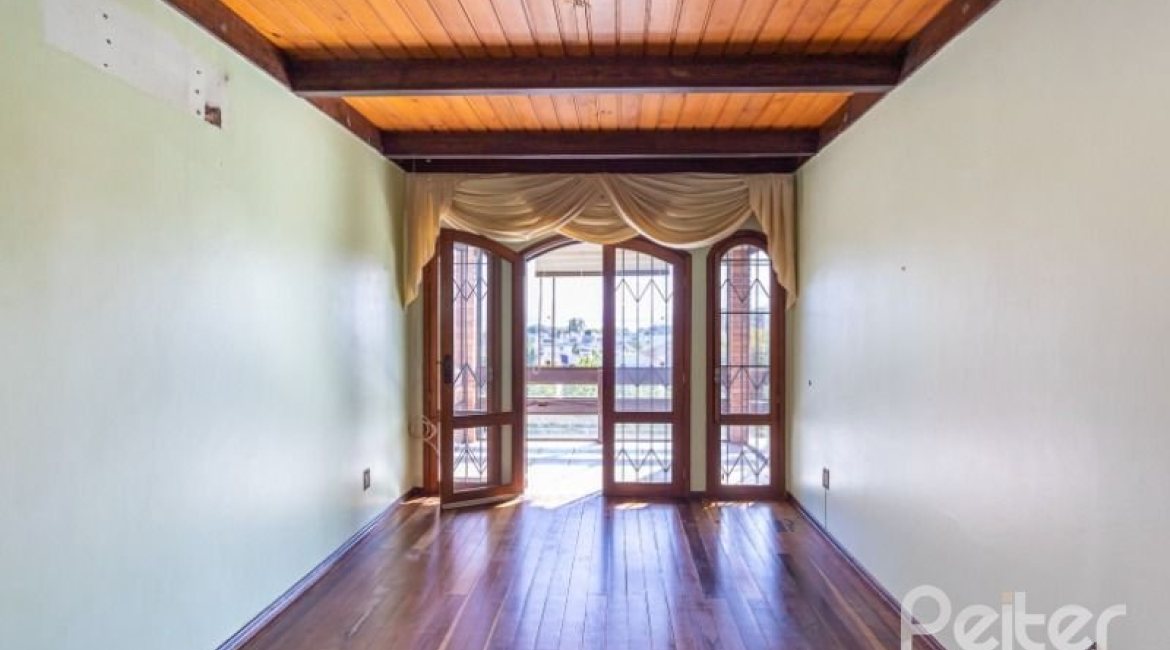 Casa à venda com 263m², 3 dormitórios, 2 suítes, 2 vagas, no bairro Jardim Isabel em Porto Alegre