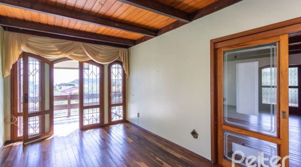 Casa à venda com 263m², 3 dormitórios, 2 suítes, 2 vagas, no bairro Jardim Isabel em Porto Alegre