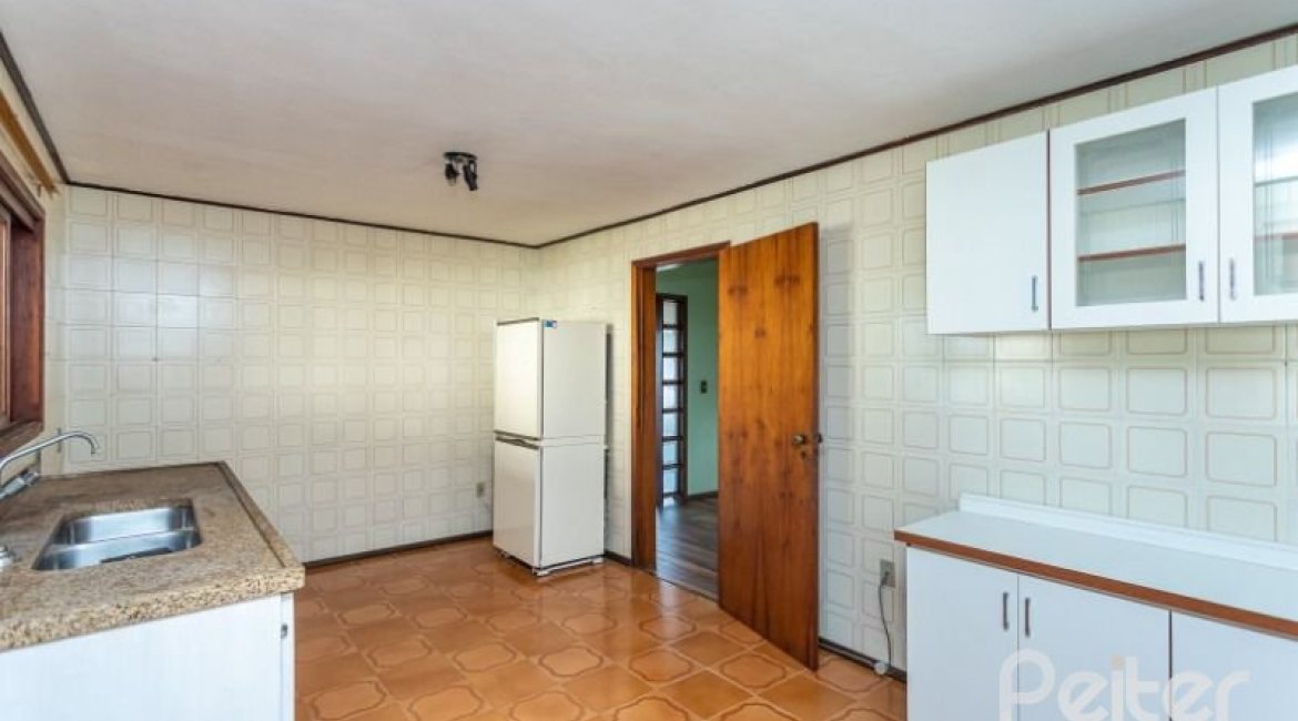 Casa à venda com 263m², 3 dormitórios, 2 suítes, 2 vagas, no bairro Jardim Isabel em Porto Alegre