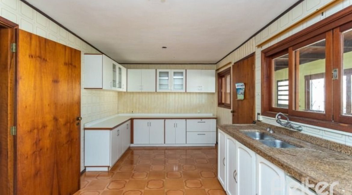 Casa à venda com 263m², 3 dormitórios, 2 suítes, 2 vagas, no bairro Jardim Isabel em Porto Alegre