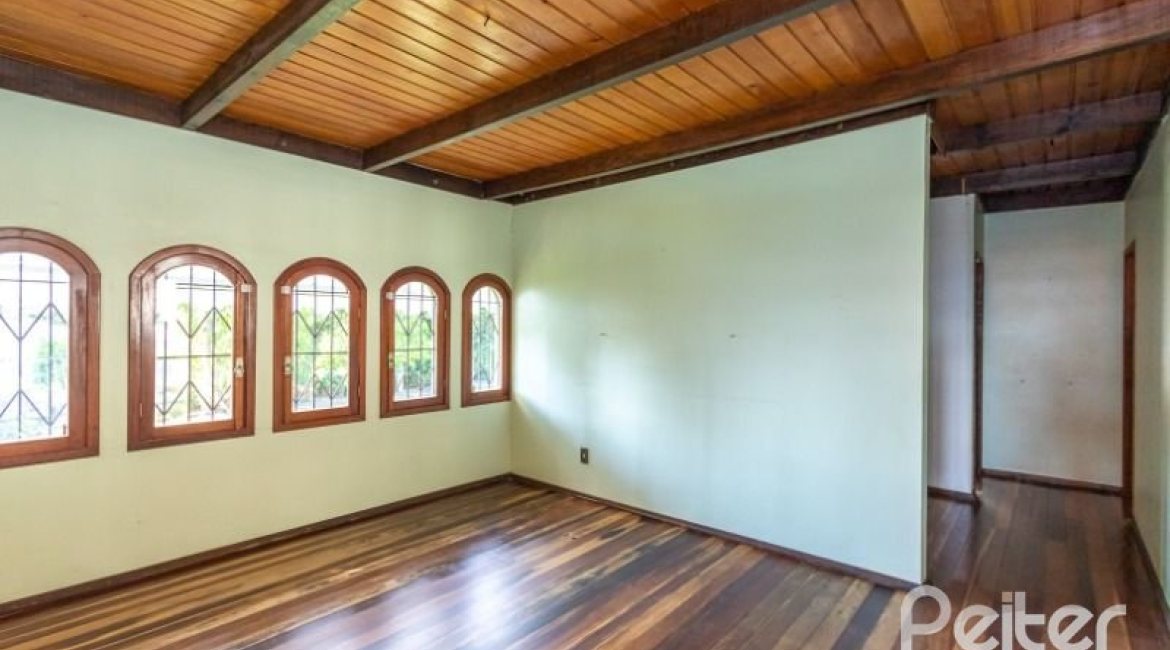 Casa à venda com 263m², 3 dormitórios, 2 suítes, 2 vagas, no bairro Jardim Isabel em Porto Alegre