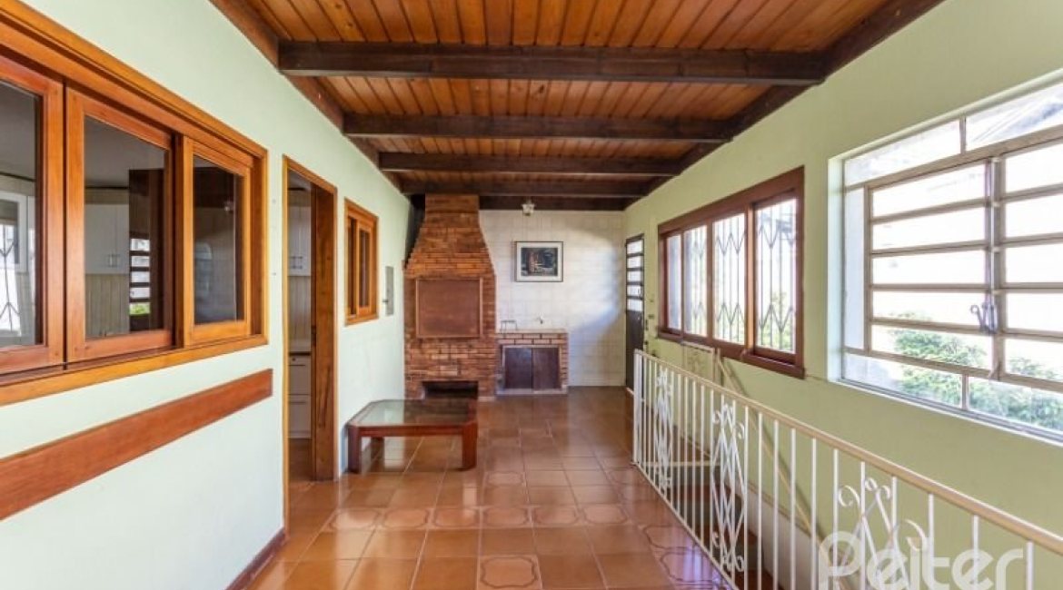 Casa à venda com 263m², 3 dormitórios, 2 suítes, 2 vagas, no bairro Jardim Isabel em Porto Alegre