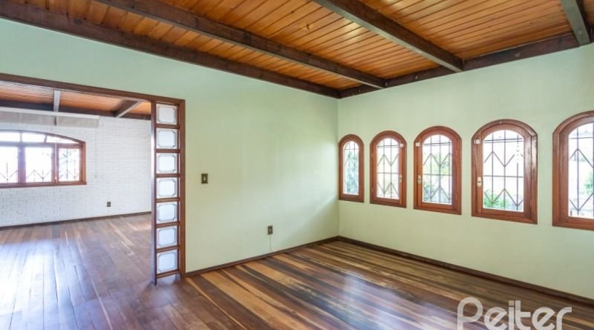 Casa à venda com 263m², 3 dormitórios, 2 suítes, 2 vagas, no bairro Jardim Isabel em Porto Alegre