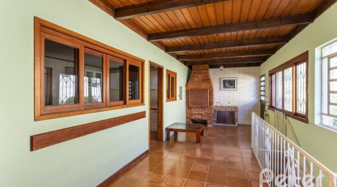 Casa à venda com 263m², 3 dormitórios, 2 suítes, 2 vagas, no bairro Jardim Isabel em Porto Alegre