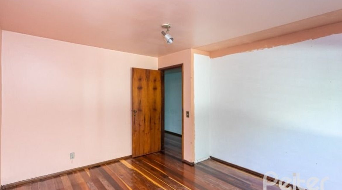 Casa à venda com 263m², 3 dormitórios, 2 suítes, 2 vagas, no bairro Jardim Isabel em Porto Alegre