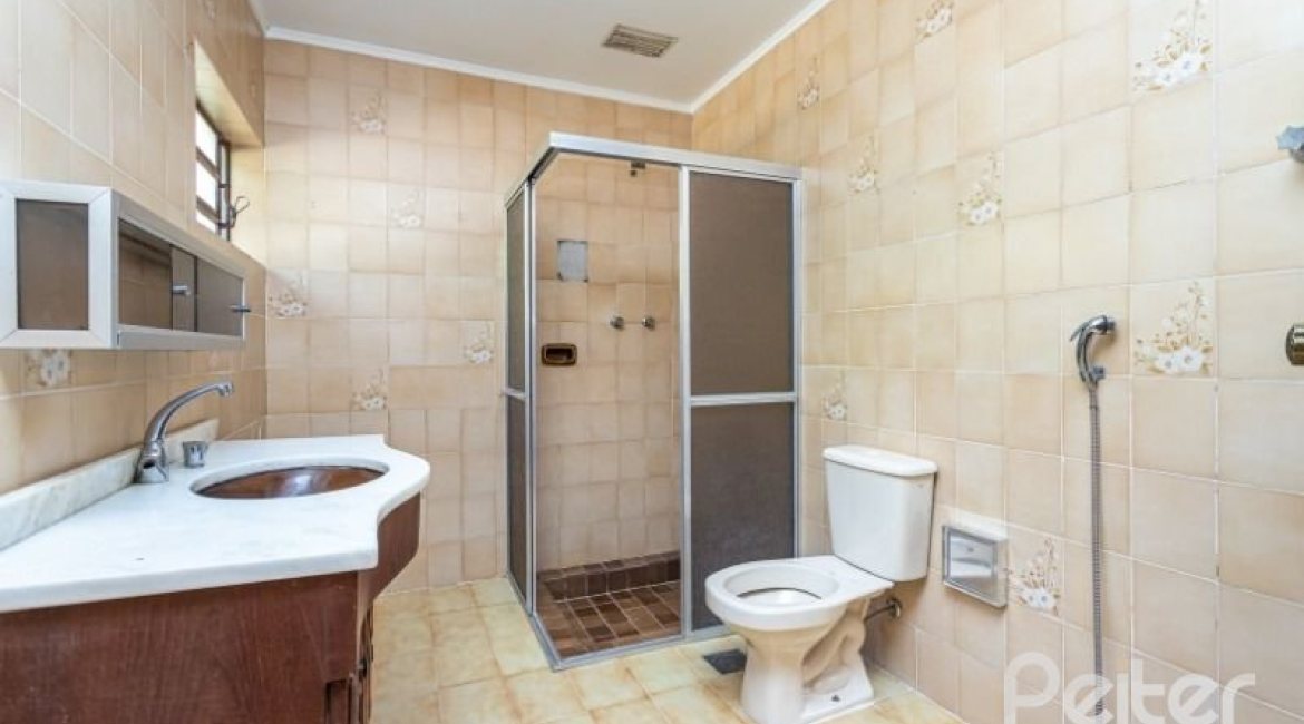 Casa à venda com 263m², 3 dormitórios, 2 suítes, 2 vagas, no bairro Jardim Isabel em Porto Alegre