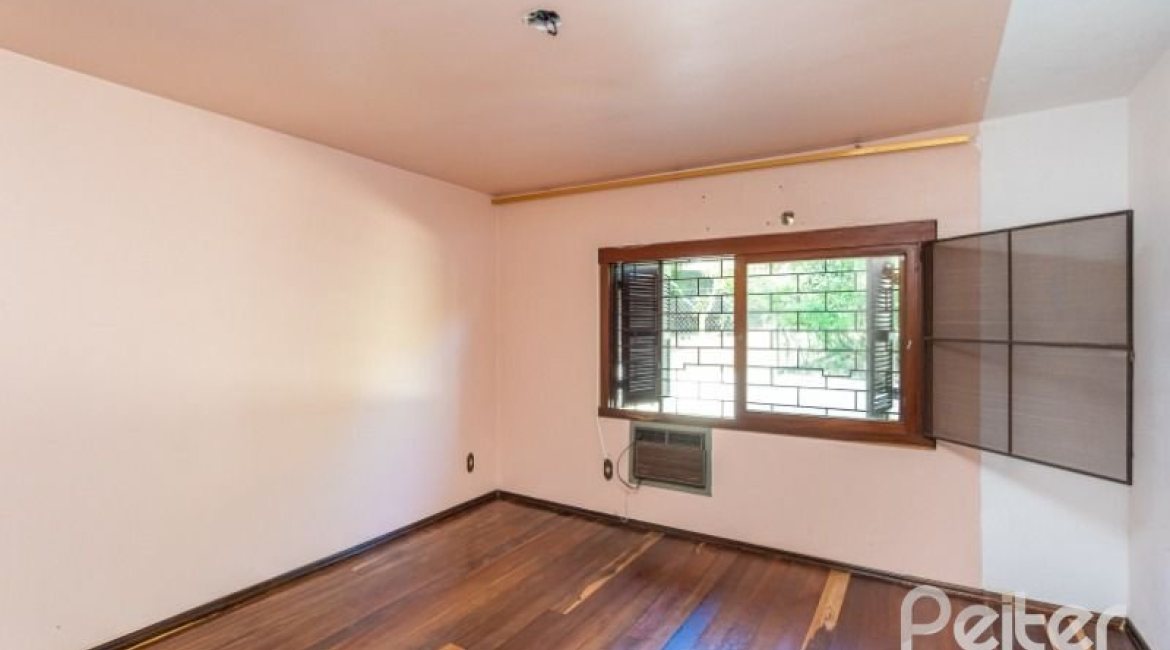 Casa à venda com 263m², 3 dormitórios, 2 suítes, 2 vagas, no bairro Jardim Isabel em Porto Alegre