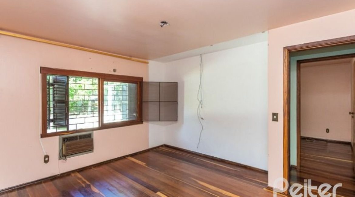 Casa à venda com 263m², 3 dormitórios, 2 suítes, 2 vagas, no bairro Jardim Isabel em Porto Alegre